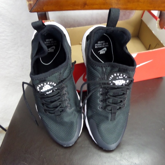 NIKE W AIR HUARACHE RUN ULTRA BLACK & WHITE 7.5 - Picture 8 of 8